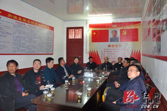 禹敏與第一師范黨委書記彭小奇商討白泥村脫貧攻堅工作