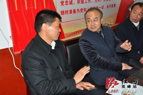 禹敏與第一師范黨委書記彭小奇商討白泥村脫貧攻堅工作