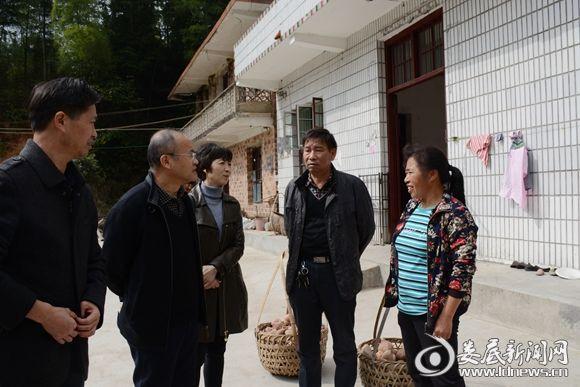 湖南一師范領(lǐng)導(dǎo)到雙峰白泥村講脫貧攻堅(jiān)專題黨課